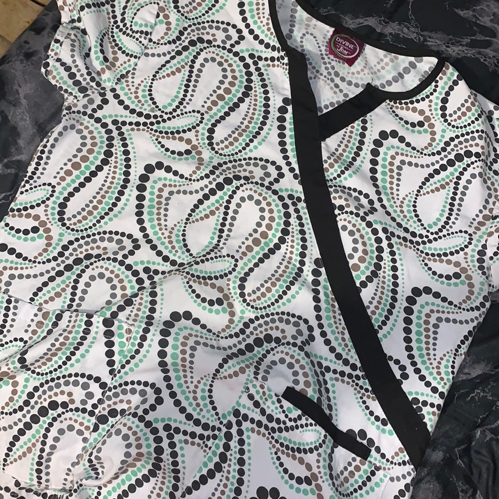Scrub shirt. Size: Medium
